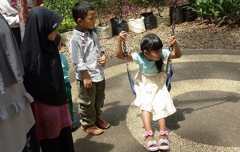 Sejarah Taman Balai Kota Bandung, Daya Tarik Taman, Menelusuri Taman Labirin, Berfoto di Gembok Cinta, Arena Bermain Anak dan Area Kebugaran, Bermain Air Sungai, Tempat Kegiatan Anak Muda, Fasilitas Taman, Rute Menuju ke Lokasi
