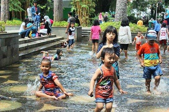 Sejarah Taman Balai Kota Bandung, Daya Tarik Taman, Menelusuri Taman Labirin, Berfoto di Gembok Cinta, Arena Bermain Anak dan Area Kebugaran, Bermain Air Sungai, Tempat Kegiatan Anak Muda, Fasilitas Taman, Rute Menuju ke Lokasi