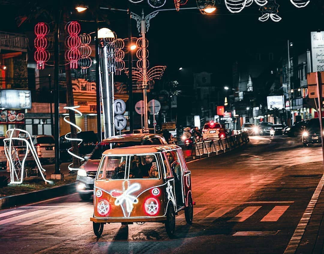 Mengenal Lokasi, Menilik Sejarah, Rute Akses ke Lokasi, Fasilitas di Kawasan, Wisata Kuliner, Saat Malam Hari