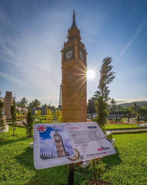 1. Spot Foto Stonehenge, 2. Spot Foto Menara Eiffel, 3. Spot Foto Hollywood Sign, 4. Gunung Rushmore, 5. Patung Liberty, 6. Menara Pisa, 7. Big Ben, 8. Monas, 9. Menara Petronas, 10. Logo Mini Mania