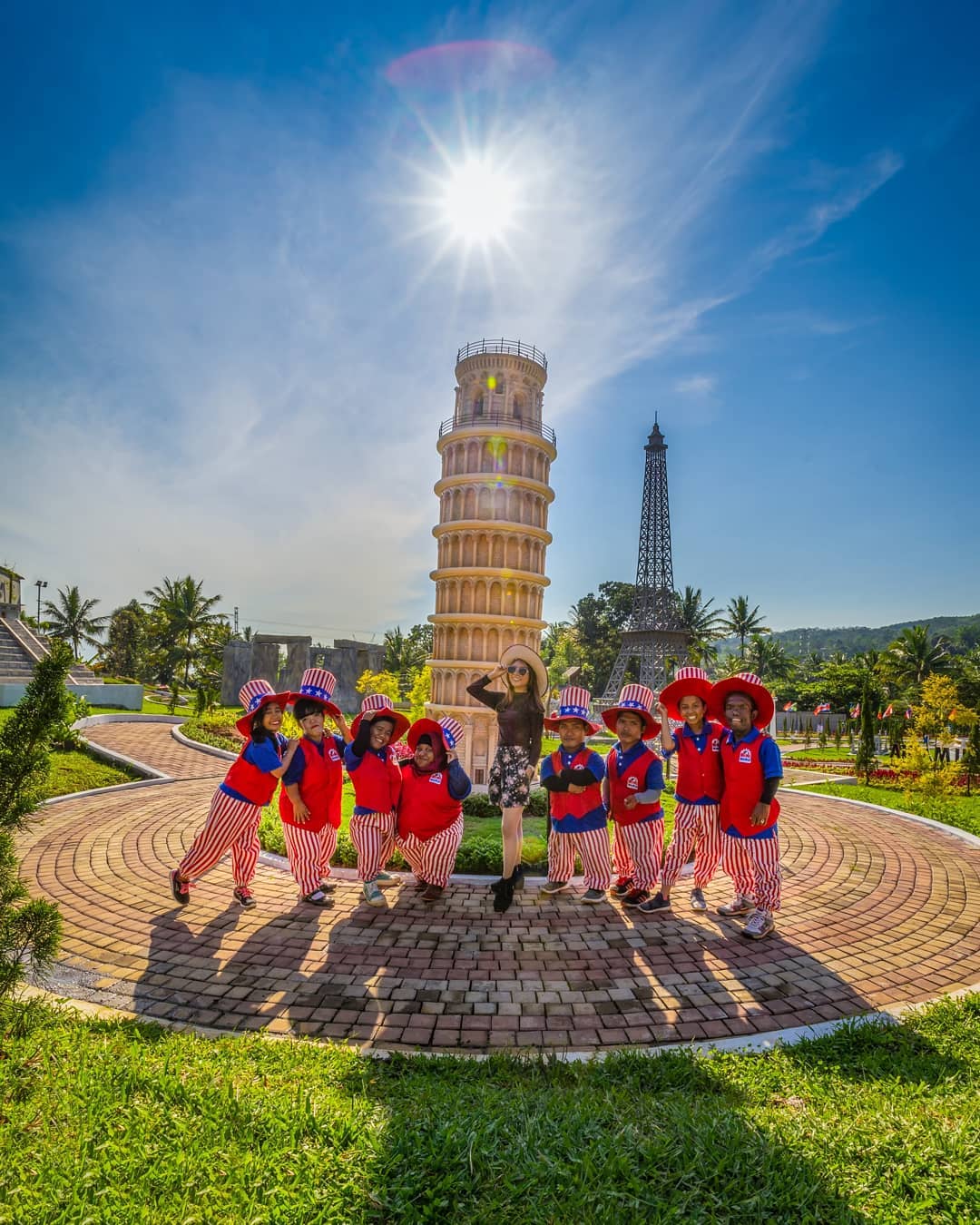 1. Spot Foto Stonehenge, 2. Spot Foto Menara Eiffel, 3. Spot Foto Hollywood Sign, 4. Gunung Rushmore, 5. Patung Liberty, 6. Menara Pisa, 7. Big Ben, 8. Monas, 9. Menara Petronas, 10. Logo Mini Mania