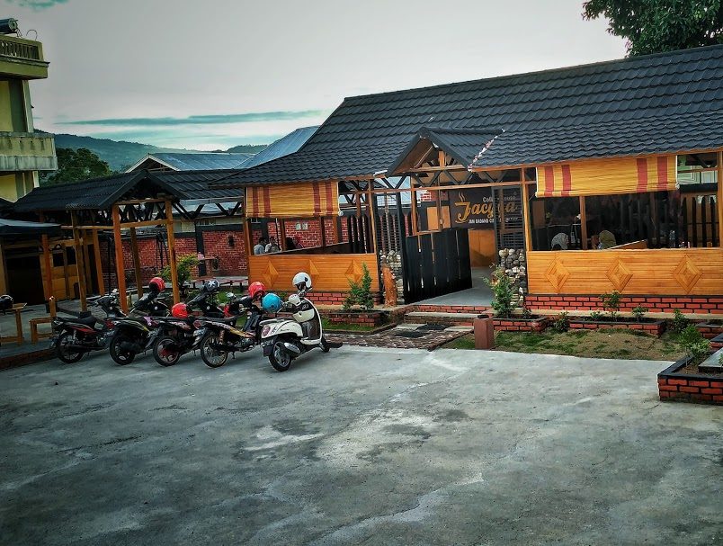 1. De Kock Cafe, 2. Cafe Bening, 3. Hau’s Tea, 4. Kopigo, 5. Bukittinggi Coffee &amp; Tea, 6. Kopmil Si Om, 7. Coffee House Jacyga, 8. Ngarai Cafe, 9. Tanjiva Cafe, 10. D’Qibi’s