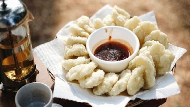 1. Seblak, 2. Cireng dan Cilok, 3. Peuyeum, 5. Ali Agrem, 6. Colenak, 7. Cimol, 8. Batagor, 9. Lotek, 10. Gurilem, 11. Karedok, 12. Surabi/Serabi, 13. Kicimpring, 14. Bolen, 15. Soto Bandung