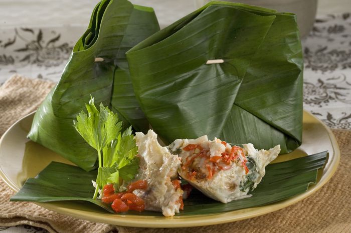 1. Nasi Kropokhan, 2. Kerupuk Udang Tambak, 3. Nasi Brongkos, 4. Wingko Salem, 5. Nasi Ndoreng, 6. Brayo, 7. Botok Telur Asin, 8. Kerupuk Catak, 9. Sop Balungan, 10. Kue Rangin
