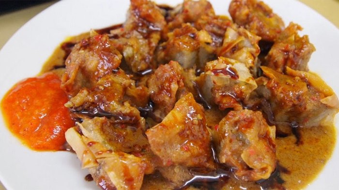 1. Seblak, 2. Cireng dan Cilok, 3. Peuyeum, 5. Ali Agrem, 6. Colenak, 7. Cimol, 8. Batagor, 9. Lotek, 10. Gurilem, 11. Karedok, 12. Surabi/Serabi, 13. Kicimpring, 14. Bolen, 15. Soto Bandung