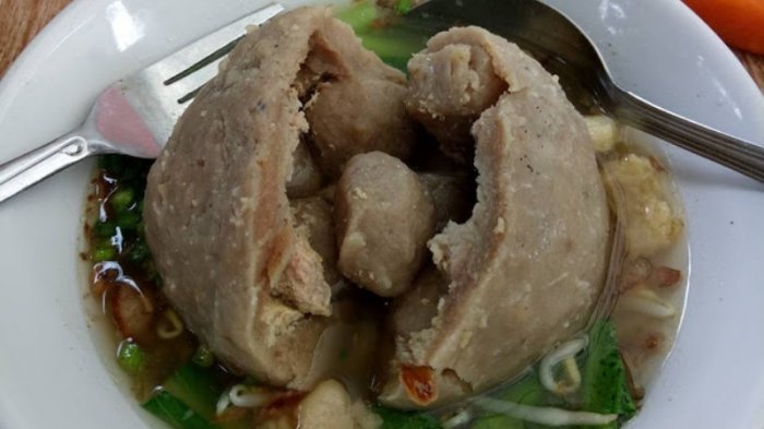1. Lontong Kupang, 2. Pecel Semanggi, 3. Lontong Balap, 4. Rawon, 5. Almond Crispy, 6. Sate Karak, 7. Sambal Bawang, 8. Rujak Cingur, 9. Nasi Empal, 10. Bebek Goreng, 11. Bebek Goreng Sinjai, 12. Tahu Tek, 13. Bakso Beranak, 14. Nasi Cumi, 15. Pentol