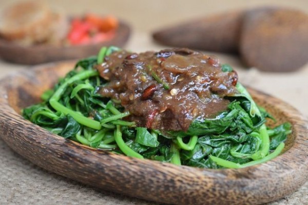 1. Nasi Liwet, 2. Selat Solo, 3. Serabi, 4. Timlo, 5. Sate Buntel, 6. Tengkleng, 7. Brambang Asem, 8. Amplang, 9. Cabuk Rambak, 10. Ledre, 11. Sate Kere, 12. Walangan, 13. Intip Mini, 14. Mie Gajah Mas, 15. Kue Lapis Mandarin