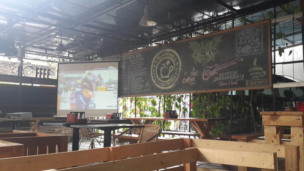 1. De Kock Cafe, 2. Cafe Bening, 3. Hau’s Tea, 4. Kopigo, 5. Bukittinggi Coffee &amp; Tea, 6. Kopmil Si Om, 7. Coffee House Jacyga, 8. Ngarai Cafe, 9. Tanjiva Cafe, 10. D’Qibi’s