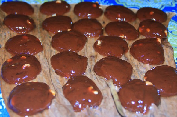 1. Rendang, 2. Sate Padang, 3. Dendeng Balado, 4. Karupuak Sanjai, 5. Nasi Sala, 6. Sala Lauak, 7. Sarang Balam, 8. Kalio, 9. Galamai, 10. Kacimuih, 11. Gajeboh, 12. Bareh Randang