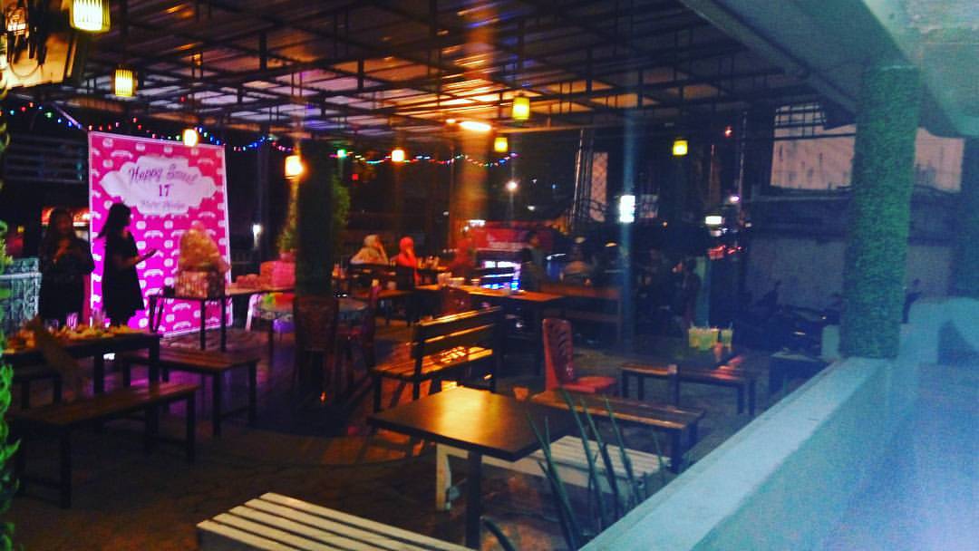 1. De Kock Cafe, 2. Cafe Bening, 3. Hau’s Tea, 4. Kopigo, 5. Bukittinggi Coffee &amp; Tea, 6. Kopmil Si Om, 7. Coffee House Jacyga, 8. Ngarai Cafe, 9. Tanjiva Cafe, 10. D’Qibi’s