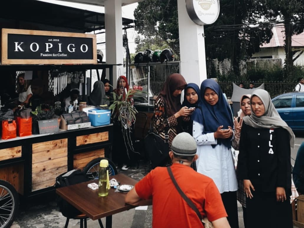1. De Kock Cafe, 2. Cafe Bening, 3. Hau’s Tea, 4. Kopigo, 5. Bukittinggi Coffee &amp; Tea, 6. Kopmil Si Om, 7. Coffee House Jacyga, 8. Ngarai Cafe, 9. Tanjiva Cafe, 10. D’Qibi’s