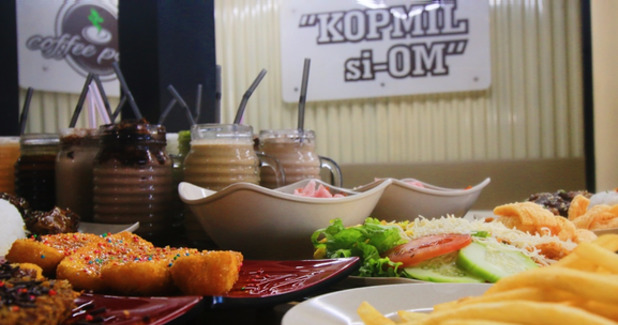 1. De Kock Cafe, 2. Cafe Bening, 3. Hau’s Tea, 4. Kopigo, 5. Bukittinggi Coffee &amp; Tea, 6. Kopmil Si Om, 7. Coffee House Jacyga, 8. Ngarai Cafe, 9. Tanjiva Cafe, 10. D’Qibi’s