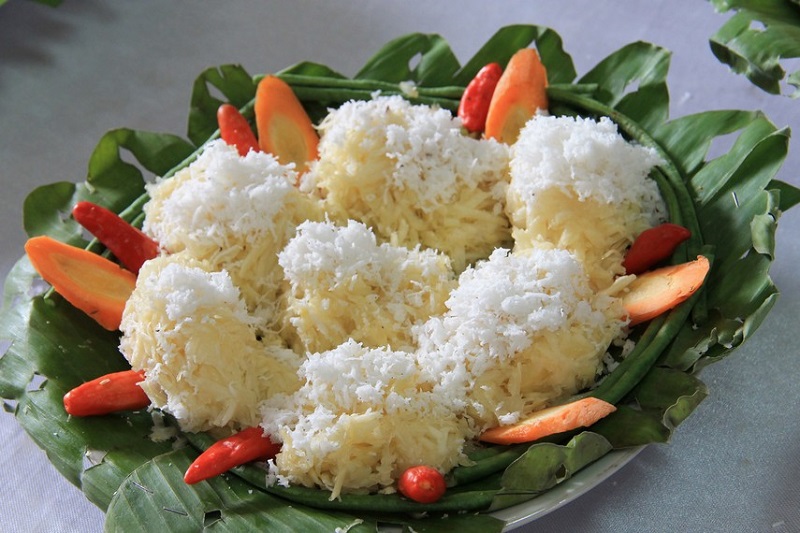 1. Rendang, 2. Sate Padang, 3. Dendeng Balado, 4. Karupuak Sanjai, 5. Nasi Sala, 6. Sala Lauak, 7. Sarang Balam, 8. Kalio, 9. Galamai, 10. Kacimuih, 11. Gajeboh, 12. Bareh Randang