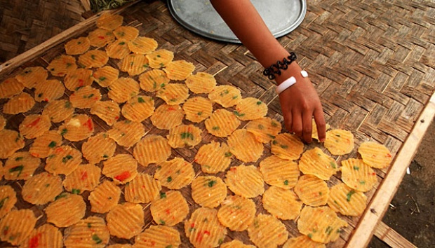 1. Seblak, 2. Cireng dan Cilok, 3. Peuyeum, 5. Ali Agrem, 6. Colenak, 7. Cimol, 8. Batagor, 9. Lotek, 10. Gurilem, 11. Karedok, 12. Surabi/Serabi, 13. Kicimpring, 14. Bolen, 15. Soto Bandung