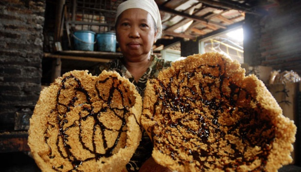 1. Nasi Liwet, 2. Selat Solo, 3. Serabi, 4. Timlo, 5. Sate Buntel, 6. Tengkleng, 7. Brambang Asem, 8. Amplang, 9. Cabuk Rambak, 10. Ledre, 11. Sate Kere, 12. Walangan, 13. Intip Mini, 14. Mie Gajah Mas, 15. Kue Lapis Mandarin
