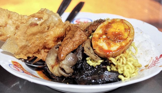 1. Lontong Kupang, 2. Pecel Semanggi, 3. Lontong Balap, 4. Rawon, 5. Almond Crispy, 6. Sate Karak, 7. Sambal Bawang, 8. Rujak Cingur, 9. Nasi Empal, 10. Bebek Goreng, 11. Bebek Goreng Sinjai, 12. Tahu Tek, 13. Bakso Beranak, 14. Nasi Cumi, 15. Pentol