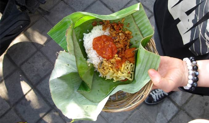1. Ayam Betutu, 2. Babi Guling, 3. Sate Lilit, 4. Rujak Kuah Pindang, 5. Serombotan, 6. Tipat Blayag, 7. Nasi Jinggo, 8. Tum Ayam, 9. Jukut Ares, 10. Pie Susu, 11. Nasi Sela, 12. Pia Legong, 13. Pisang Rai, 14. Tipat Cantok, 15. Nasi Tepeng