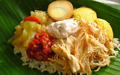1. Nasi Liwet, 2. Selat Solo, 3. Serabi, 4. Timlo, 5. Sate Buntel, 6. Tengkleng, 7. Brambang Asem, 8. Amplang, 9. Cabuk Rambak, 10. Ledre, 11. Sate Kere, 12. Walangan, 13. Intip Mini, 14. Mie Gajah Mas, 15. Kue Lapis Mandarin