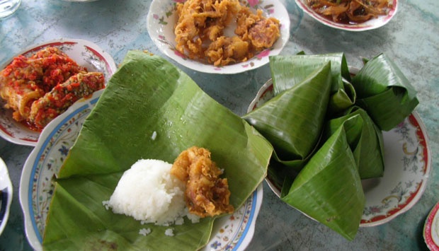 1. Rendang, 2. Sate Padang, 3. Dendeng Balado, 4. Karupuak Sanjai, 5. Nasi Sala, 6. Sala Lauak, 7. Sarang Balam, 8. Kalio, 9. Galamai, 10. Kacimuih, 11. Gajeboh, 12. Bareh Randang
