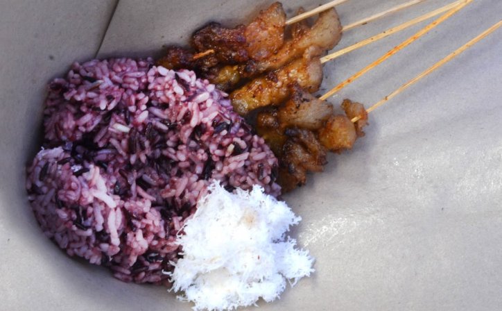 1. Lontong Kupang, 2. Pecel Semanggi, 3. Lontong Balap, 4. Rawon, 5. Almond Crispy, 6. Sate Karak, 7. Sambal Bawang, 8. Rujak Cingur, 9. Nasi Empal, 10. Bebek Goreng, 11. Bebek Goreng Sinjai, 12. Tahu Tek, 13. Bakso Beranak, 14. Nasi Cumi, 15. Pentol