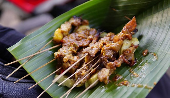 1. Nasi Liwet, 2. Selat Solo, 3. Serabi, 4. Timlo, 5. Sate Buntel, 6. Tengkleng, 7. Brambang Asem, 8. Amplang, 9. Cabuk Rambak, 10. Ledre, 11. Sate Kere, 12. Walangan, 13. Intip Mini, 14. Mie Gajah Mas, 15. Kue Lapis Mandarin