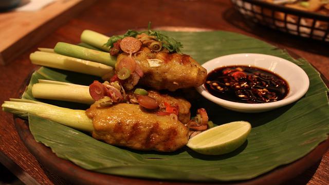 1. Ayam Betutu, 2. Babi Guling, 3. Sate Lilit, 4. Rujak Kuah Pindang, 5. Serombotan, 6. Tipat Blayag, 7. Nasi Jinggo, 8. Tum Ayam, 9. Jukut Ares, 10. Pie Susu, 11. Nasi Sela, 12. Pia Legong, 13. Pisang Rai, 14. Tipat Cantok, 15. Nasi Tepeng