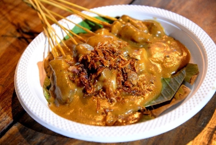 1. Rendang, 2. Sate Padang, 3. Dendeng Balado, 4. Karupuak Sanjai, 5. Nasi Sala, 6. Sala Lauak, 7. Sarang Balam, 8. Kalio, 9. Galamai, 10. Kacimuih, 11. Gajeboh, 12. Bareh Randang