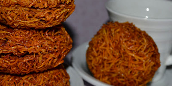 1. Rendang, 2. Sate Padang, 3. Dendeng Balado, 4. Karupuak Sanjai, 5. Nasi Sala, 6. Sala Lauak, 7. Sarang Balam, 8. Kalio, 9. Galamai, 10. Kacimuih, 11. Gajeboh, 12. Bareh Randang