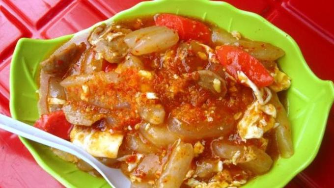 1. Seblak, 2. Cireng dan Cilok, 3. Peuyeum, 5. Ali Agrem, 6. Colenak, 7. Cimol, 8. Batagor, 9. Lotek, 10. Gurilem, 11. Karedok, 12. Surabi/Serabi, 13. Kicimpring, 14. Bolen, 15. Soto Bandung