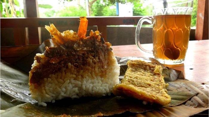 1. Nasi Goreng Anglo, 2. Sego Gegog, 3. Manco, 4. Ikan Asap Prigi, 5. Kripik Tempe, 6. Alen-Alen, 7. Sompil, 8. Sego Tiwul, 9. Rujak Cingur Sumbergedong, 10. Soto Ayam Jarakan
