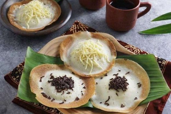 1. Nasi Liwet, 2. Selat Solo, 3. Serabi, 4. Timlo, 5. Sate Buntel, 6. Tengkleng, 7. Brambang Asem, 8. Amplang, 9. Cabuk Rambak, 10. Ledre, 11. Sate Kere, 12. Walangan, 13. Intip Mini, 14. Mie Gajah Mas, 15. Kue Lapis Mandarin