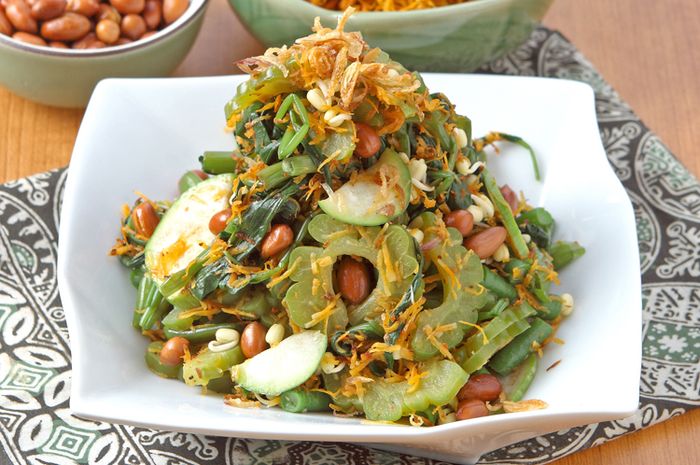 1. Ayam Betutu, 2. Babi Guling, 3. Sate Lilit, 4. Rujak Kuah Pindang, 5. Serombotan, 6. Tipat Blayag, 7. Nasi Jinggo, 8. Tum Ayam, 9. Jukut Ares, 10. Pie Susu, 11. Nasi Sela, 12. Pia Legong, 13. Pisang Rai, 14. Tipat Cantok, 15. Nasi Tepeng