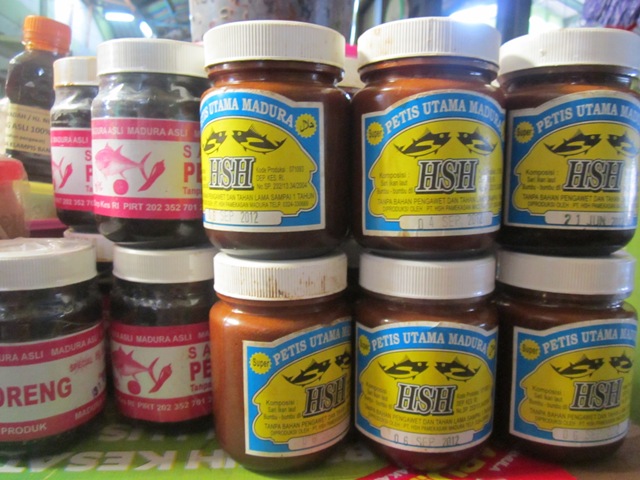1. Rengginang, 2. Petis Madura, 3. Teri Krispi, 4. Kerupuk Ikan, 5. Terasi Madura, 6. Batik Sumenep, 8. Macho, 9. Buah Siwalan, 10. Sewel
