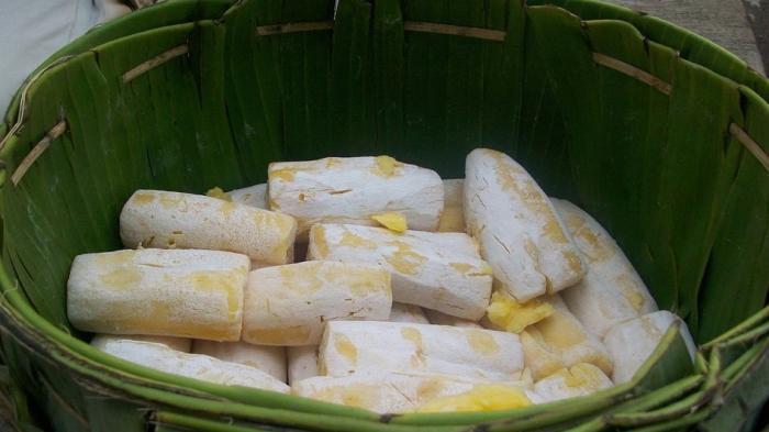 1. Seblak, 2. Cireng dan Cilok, 3. Peuyeum, 5. Ali Agrem, 6. Colenak, 7. Cimol, 8. Batagor, 9. Lotek, 10. Gurilem, 11. Karedok, 12. Surabi/Serabi, 13. Kicimpring, 14. Bolen, 15. Soto Bandung