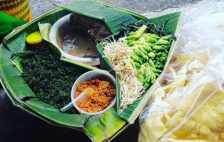 1. Lontong Kupang, 2. Pecel Semanggi, 3. Lontong Balap, 4. Rawon, 5. Almond Crispy, 6. Sate Karak, 7. Sambal Bawang, 8. Rujak Cingur, 9. Nasi Empal, 10. Bebek Goreng, 11. Bebek Goreng Sinjai, 12. Tahu Tek, 13. Bakso Beranak, 14. Nasi Cumi, 15. Pentol