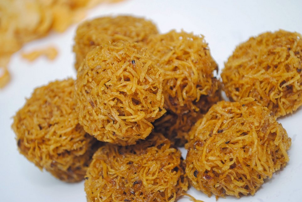 1. Nasi Liwet, 2. Selat Solo, 3. Serabi, 4. Timlo, 5. Sate Buntel, 6. Tengkleng, 7. Brambang Asem, 8. Amplang, 9. Cabuk Rambak, 10. Ledre, 11. Sate Kere, 12. Walangan, 13. Intip Mini, 14. Mie Gajah Mas, 15. Kue Lapis Mandarin