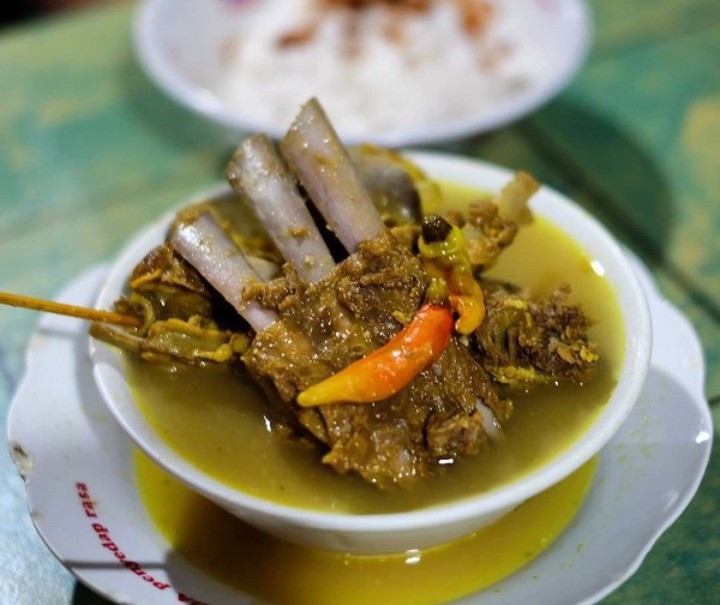 1. Nasi Liwet, 2. Selat Solo, 3. Serabi, 4. Timlo, 5. Sate Buntel, 6. Tengkleng, 7. Brambang Asem, 8. Amplang, 9. Cabuk Rambak, 10. Ledre, 11. Sate Kere, 12. Walangan, 13. Intip Mini, 14. Mie Gajah Mas, 15. Kue Lapis Mandarin