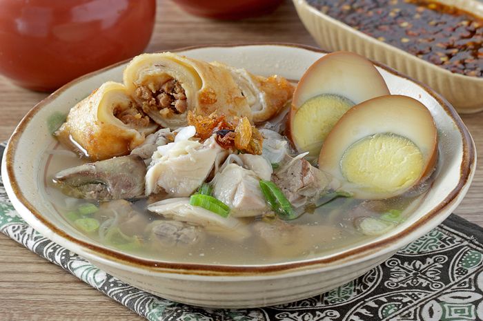 1. Nasi Liwet, 2. Selat Solo, 3. Serabi, 4. Timlo, 5. Sate Buntel, 6. Tengkleng, 7. Brambang Asem, 8. Amplang, 9. Cabuk Rambak, 10. Ledre, 11. Sate Kere, 12. Walangan, 13. Intip Mini, 14. Mie Gajah Mas, 15. Kue Lapis Mandarin