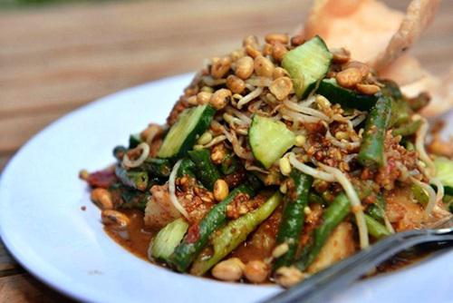 1. Ayam Betutu, 2. Babi Guling, 3. Sate Lilit, 4. Rujak Kuah Pindang, 5. Serombotan, 6. Tipat Blayag, 7. Nasi Jinggo, 8. Tum Ayam, 9. Jukut Ares, 10. Pie Susu, 11. Nasi Sela, 12. Pia Legong, 13. Pisang Rai, 14. Tipat Cantok, 15. Nasi Tepeng
