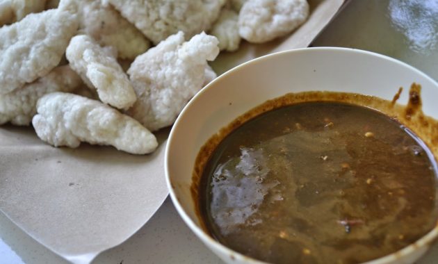 1. Rengginang, 2. Petis Madura, 3. Teri Krispi, 4. Kerupuk Ikan, 5. Terasi Madura, 6. Batik Sumenep, 8. Macho, 9. Buah Siwalan, 10. Sewel