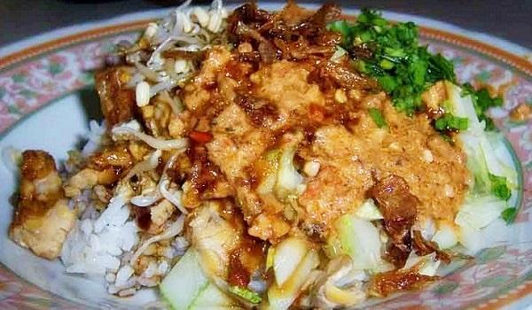 1. Nasi Kropokhan, 2. Kerupuk Udang Tambak, 3. Nasi Brongkos, 4. Wingko Salem, 5. Nasi Ndoreng, 6. Brayo, 7. Botok Telur Asin, 8. Kerupuk Catak, 9. Sop Balungan, 10. Kue Rangin