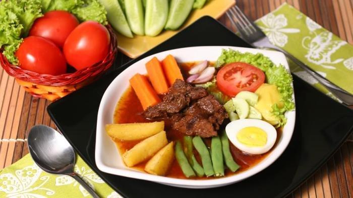 1. Nasi Liwet, 2. Selat Solo, 3. Serabi, 4. Timlo, 5. Sate Buntel, 6. Tengkleng, 7. Brambang Asem, 8. Amplang, 9. Cabuk Rambak, 10. Ledre, 11. Sate Kere, 12. Walangan, 13. Intip Mini, 14. Mie Gajah Mas, 15. Kue Lapis Mandarin