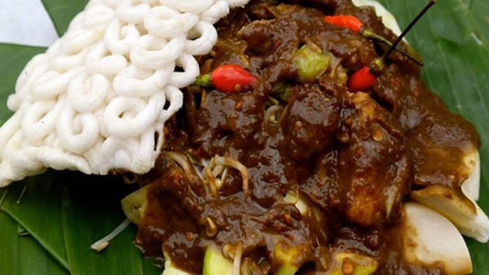 1. Nasi Goreng Anglo, 2. Sego Gegog, 3. Manco, 4. Ikan Asap Prigi, 5. Kripik Tempe, 6. Alen-Alen, 7. Sompil, 8. Sego Tiwul, 9. Rujak Cingur Sumbergedong, 10. Soto Ayam Jarakan
