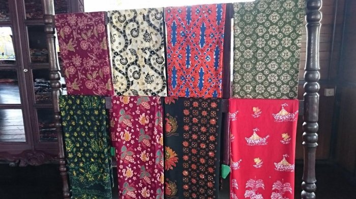 1. Dodol Nanas, 2. Duku Kumpeh, 3. Bolu Kojo, 4. Lempok Durian, 5. Tempoyak, 6. Pempek, 7. Kopi Bubuk Cap AAA, 8. Dodol Kentang, 9. Batik Jambi, 10. Kaos Khas Jambi, 11. Gelamai Perentak, 12. Kue Padamaran
