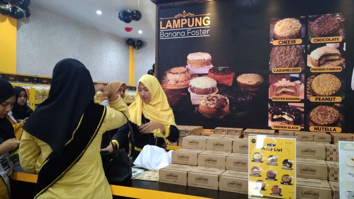 1. Pie Pisang, 2. Bakso Sony, 3. Kerupuk Udang, 4. Keripik Pisang, 5. Banana Foster, 6. Patung Gajah, 7. Manisan Buah, 8. Terasi, 9. Lapis Legit, 10. Dodol Pandan, 11. Sambal, 12. Kaos Khas Lampung