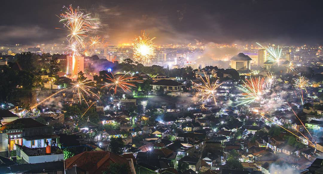 1. Simpang Lima, Semarang, 2. Titik Nol Kilometer, Jogja, 3. Jalan Slamet Riyadi, Solo, 4. Alun-Alun Klaten, 5. Pantai Alam Indah, Tegal, 6. Bukit Tranggulasih, Purwokerto, 7. Stadion Goentoer Darjono, Purbalingga, 8. Sungai Serayu, Banjarnegara, 9. Alun-alun Giri Krida Bakti, Wonogiri, 10. Alun-Alun Purworejo