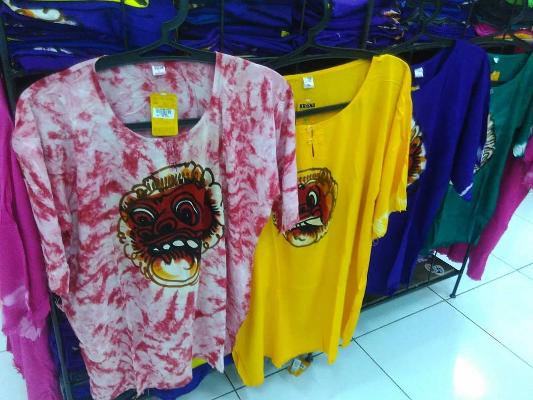 1. Kaos Joger, 2. Pie Susu, 3. Kacang Disco, 4. Pia Legong, 5. Baju Bali, 6. Manik-Manik, 7. Gelang, 8. Kacang Matahari, 9. Baju Barong, 10. Dodol Singaraja, 11. Salak, 12. Tas Rotan Bulat
