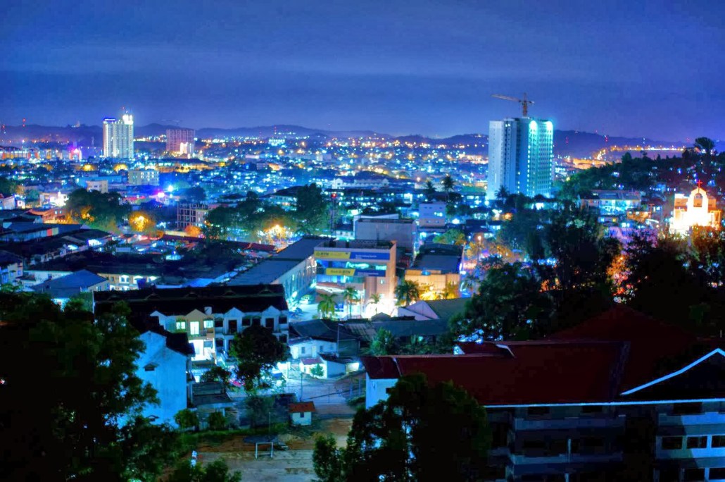 Wisata malam batam destinasi paket, 1. Bukit Senyum, 2. Pantai Viovio, 3. Megawisata Ocarina Batam, 4. Lampu Hias Sungai Jodoh, 5. Welcome To Batam Monument, 6. Jembatan Barelang 