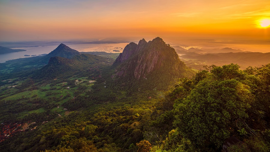 1. Tebing Parang, 2. Sasak Panyawangan, 3. Wisata Alam Gunung Bongkok, 4. Sri Baduga Fountain Park, 5. Hidden Valey Hills, 6. Gunung Lembu