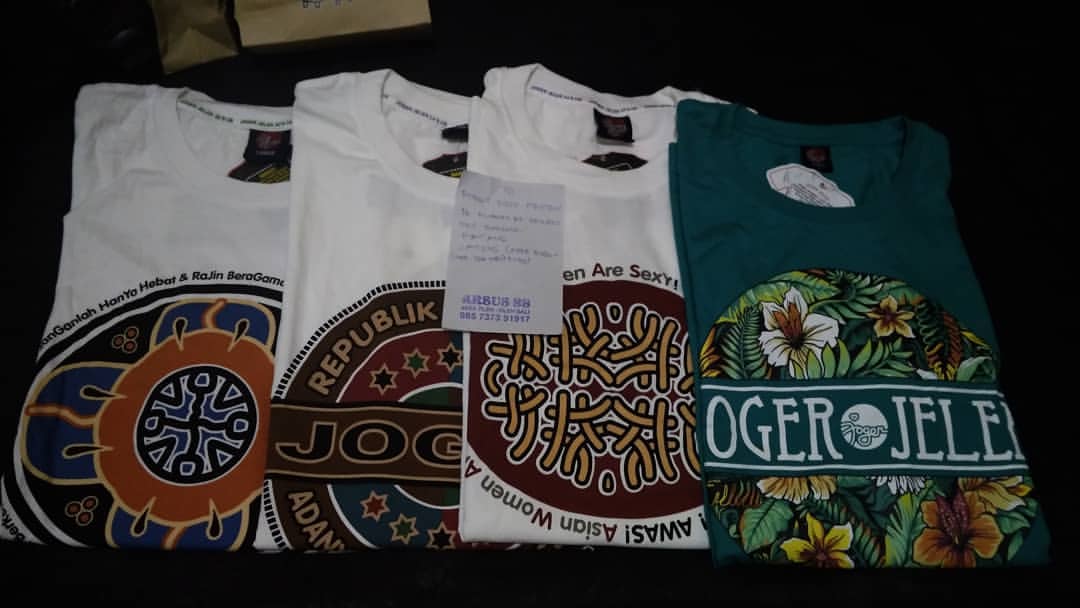 1. Kaos Joger, 2. Pie Susu, 3. Kacang Disco, 4. Pia Legong, 5. Baju Bali, 6. Manik-Manik, 7. Gelang, 8. Kacang Matahari, 9. Baju Barong, 10. Dodol Singaraja, 11. Salak, 12. Tas Rotan Bulat